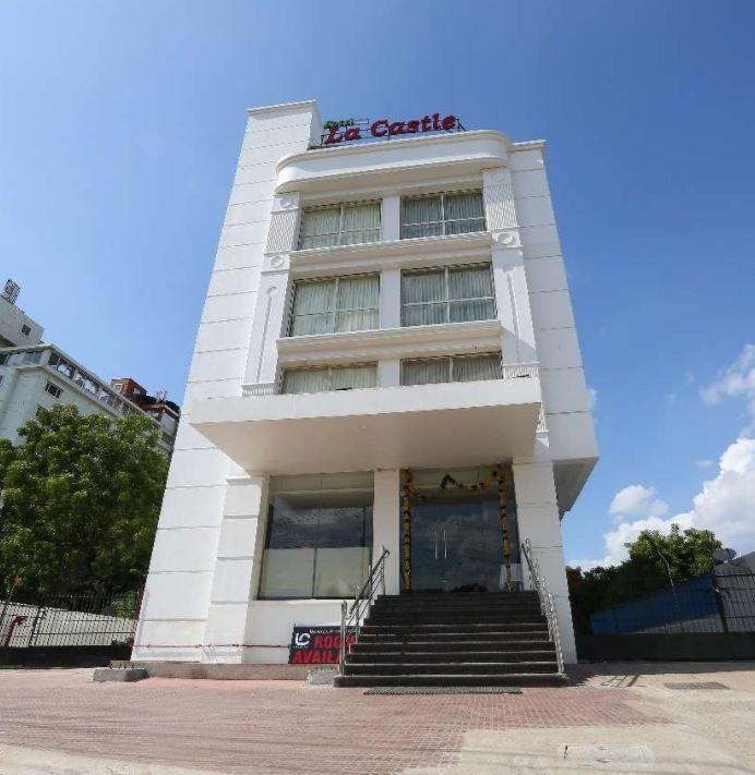Hotel La Castle Ченай Екстериор снимка
