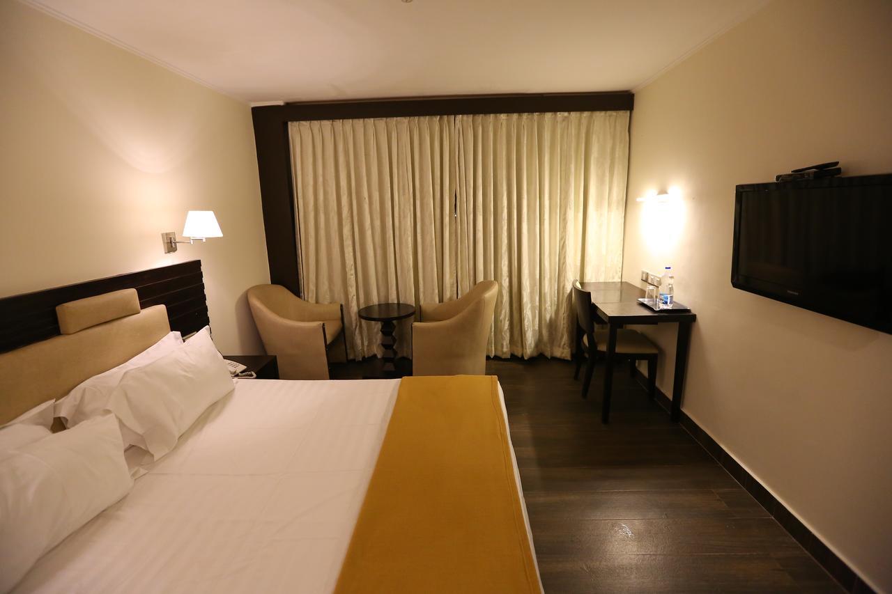 Hotel La Castle Ченай Екстериор снимка
